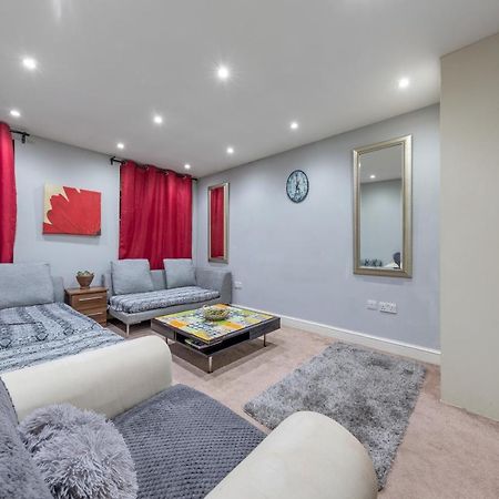 Elegant And Chic 2-Bedroom Basement Apartment In Paddington ロンドン エクステリア 写真