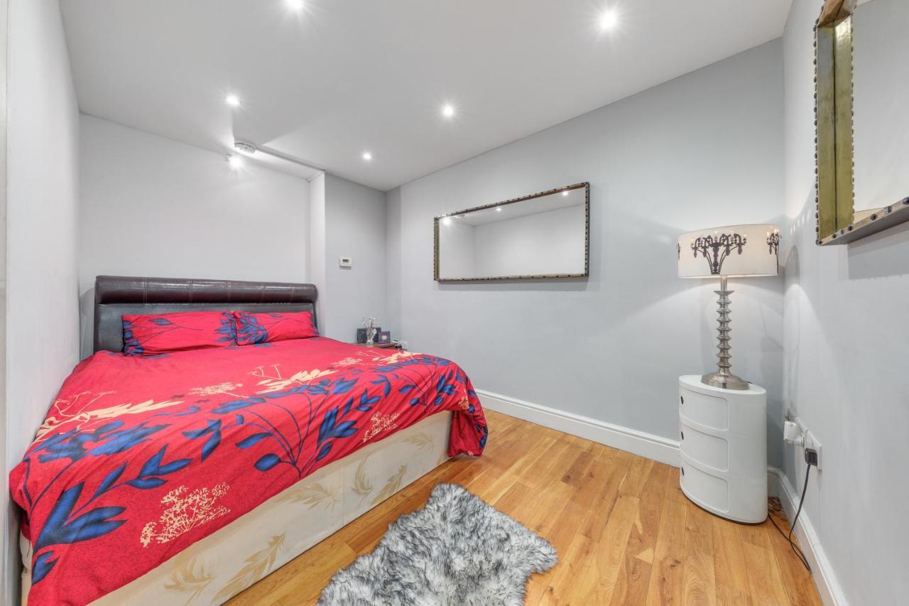 Elegant And Chic 2-Bedroom Basement Apartment In Paddington ロンドン エクステリア 写真