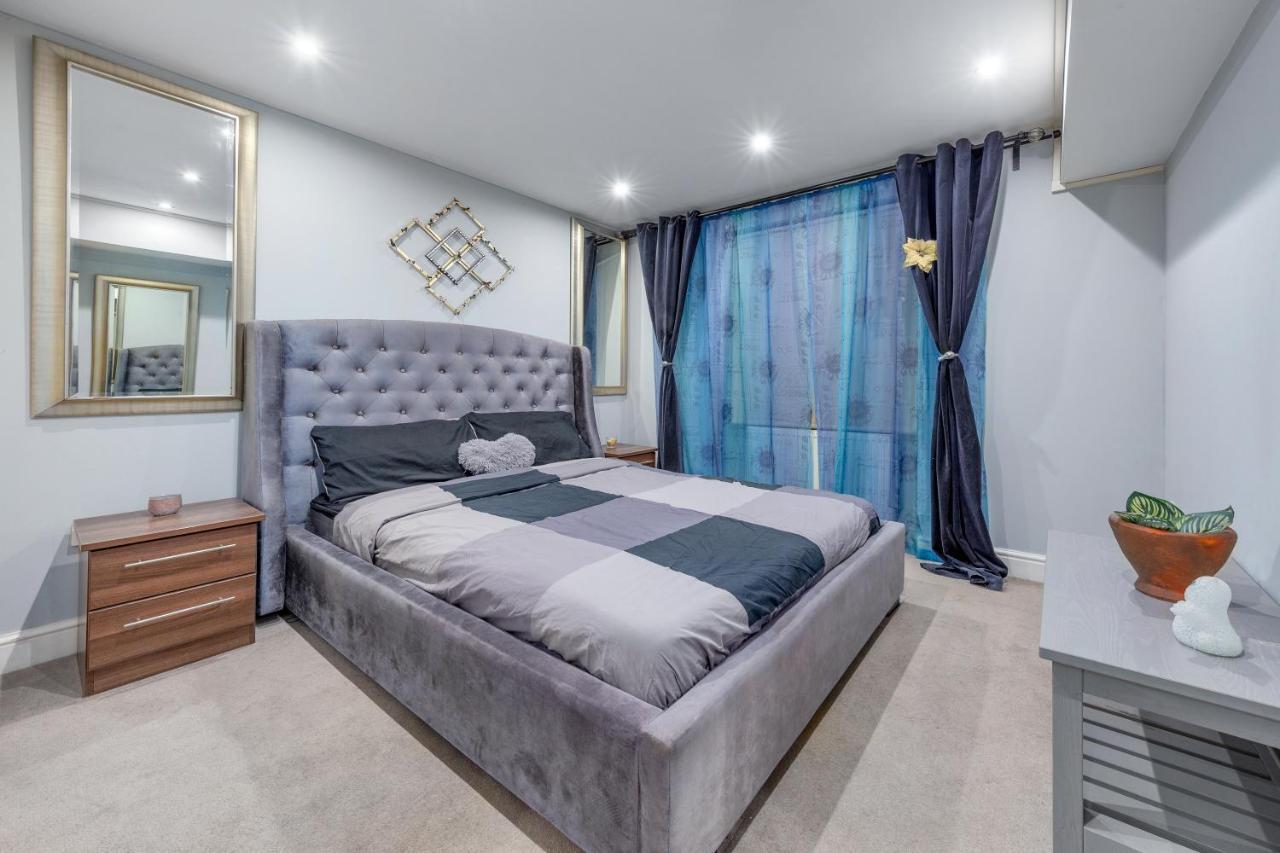 Elegant And Chic 2-Bedroom Basement Apartment In Paddington ロンドン エクステリア 写真