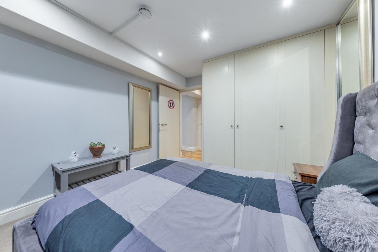 Elegant And Chic 2-Bedroom Basement Apartment In Paddington ロンドン エクステリア 写真