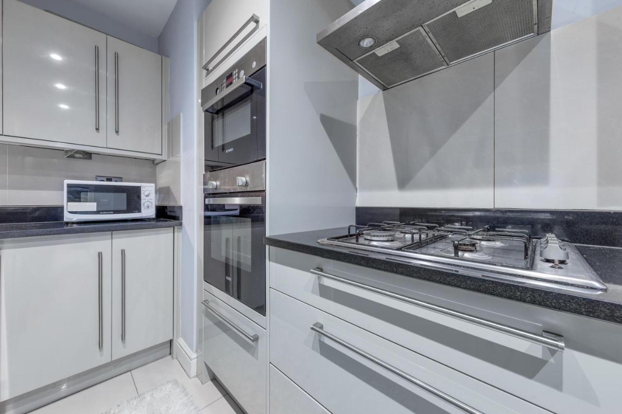 Elegant And Chic 2-Bedroom Basement Apartment In Paddington ロンドン エクステリア 写真