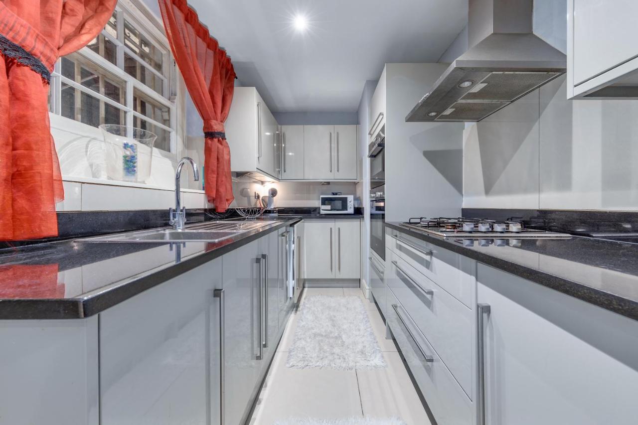 Elegant And Chic 2-Bedroom Basement Apartment In Paddington ロンドン エクステリア 写真