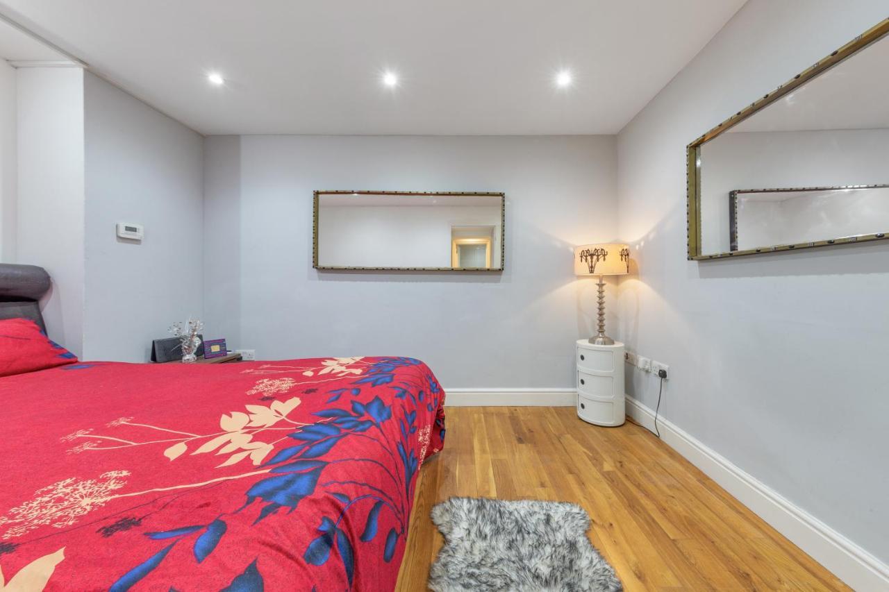 Elegant And Chic 2-Bedroom Basement Apartment In Paddington ロンドン エクステリア 写真