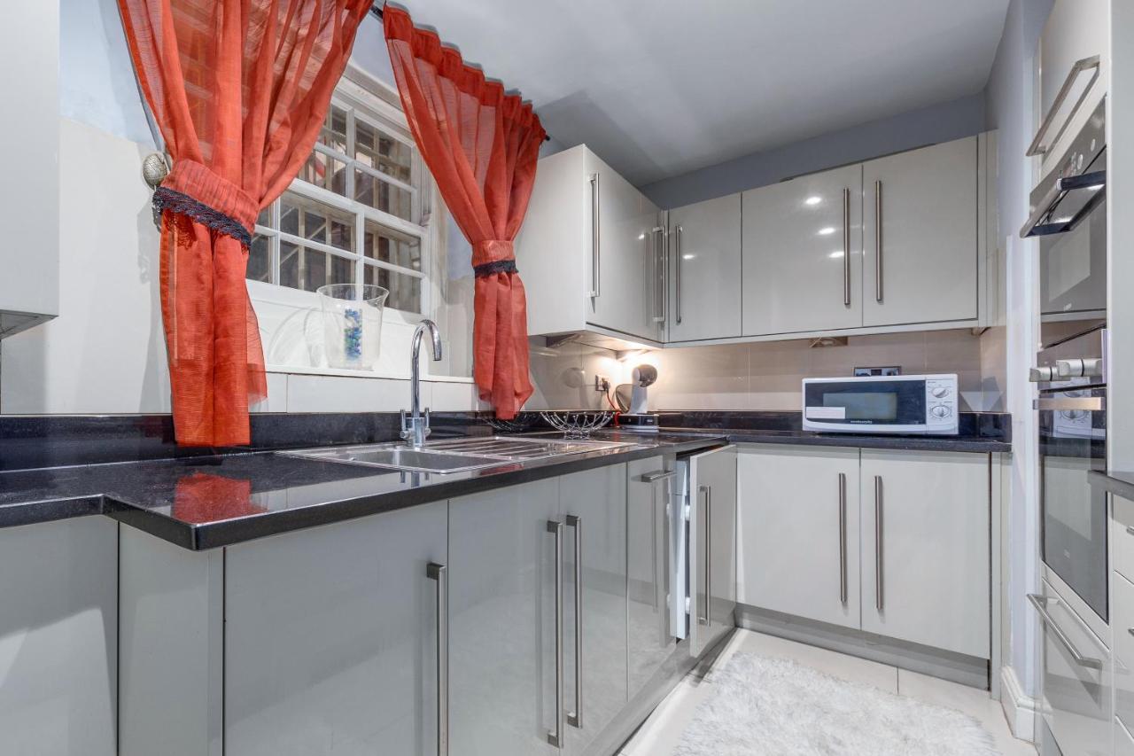 Elegant And Chic 2-Bedroom Basement Apartment In Paddington ロンドン エクステリア 写真