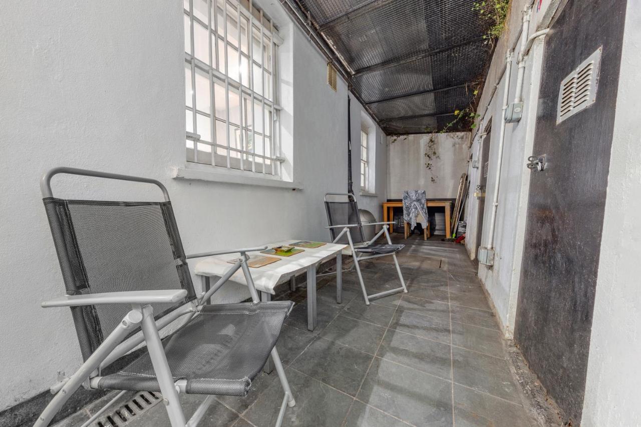 Elegant And Chic 2-Bedroom Basement Apartment In Paddington ロンドン エクステリア 写真